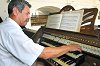 Nagy János orgonaművész a keddi hangversenyre gyakorol. Fotó: Tésik Attila