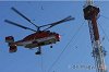 Helikopter emeli az új antennát a torony tetejére. Fotó: Tésik Attila