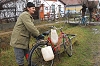 Orovecz Lajos kerékpárján viszi haza a vizet. Fotó: Tésik Attila 