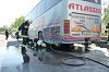 Tűzoltók a kigyulladt Atlassib busz mentésén. Fotó: Donka Ferenc