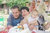 Boldog pillanat: az egyéves Bianka szüleivel, Magyar Dénessel és Júliával, háttérben a nagymama, Dénes édesanyja. Fotó: Tésik Attila