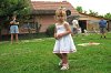 Nagyapja tolmácsol a 2 éves szegvári kislánynak. Fotó: Bíró Dániel