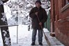 Mihály Andrásnak 30 méter hosszú portája előtt kell eltakarítania a havat. Fotó: Bíró Dániel