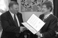 A Szentesi V�zilabda Klub nev�ben Moln�r Zolt�n aleln�k vette �t a dokumentumot. Fot�: Szentesi �let