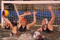 A szentesieknek ennyire �sszehangolt v�dekez�sre lesz sz�ks�g�k a tov�bbjut�shoz.  Fot�: Vidovics Ferenc