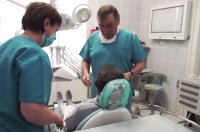 A Vajdovich István vezetésével kifejlesztett implantátumokat sok fogorvos és szájsebész használja. A szerző felvétele