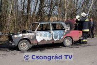 Ki�gett egy Lada a Tisza-h�d k�zel�ben. Fot�: Donka Ferenc