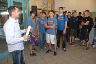 Bert�k R�bert f�szervez� a j�t�kosokkal. Fot�: Vidovics Ferenc