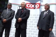 Farkas S�ndor orsz�ggy�l�si k�pvisel�, M�sz�ros Zolt�n, a Hunor Coop Zrt. vez�rigazgat�ja �s Szirbik Imre polg�rmester avatta fel a meg�jult K�la �ruh�zat. Fot�: Kr�lik Emese