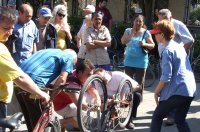 Volt, aki alkatr�sznek, volt, aki feljav�tani v�s�rolta a bicikliket az �rver�sen. A szerz� felv�tele.