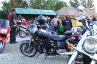 Pihennek a vasparip�k. J�l siker�lt az els� szentesi motorostal�lkoz�.  Fot�: Kr�lik Emese