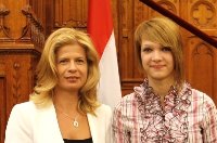 Presztczki Veronika s Kiss Zsuzsanna a Parlamentben vette t az elismerst. Fot: DM/DV