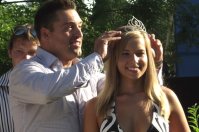 Bal�zs Csaba zs�rieln�k tette fel a gy�ztes koron�j�t. Fot�: Korom Andr�s (gal�ria) 