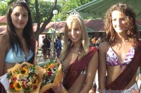 Nemes Vikt�ria (k�z�pen) udvarh�lgyeivel, T�ri Anik�val (balr�l) �s P�li Vikt�ri�val (jobbr�l). Fot�: Korom Andr�s 