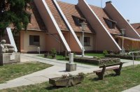 Okt�berre elk�sz�l az Erzs�bet-otthon �s a polg�rmesteri hivatal egybe�p�t�se. A szerz� felv�tele