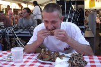 Kov�cs Csaba nyert a csirkesz�rny-ev� versenyben. A szerz� felv�tele 