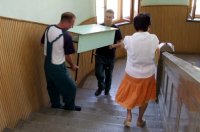 A di�kok �nk�nt v�llalt�k, hogy seg�tenek a ny�ri sz�nid� alatt a k�lt�z�sben.  A szerz� felv�tele