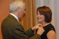 Fran�ois Laqui�ze, a francia nagyk�vets�g kultur�lis tan�csosa, a Francia Int�zet igazgat�ja adta �t a kit�ntet�st B�cskain� Fazekas M�rt�nak. Fot�: Vidovics Ferenc