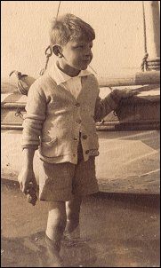 Griff aged 4 or 5 in Greece with his father's boat - Griff 4 vagy 5 �vesen G�r�gorsz�gban az �desapja haj�j�n�l