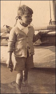 Griff aged 4 or 5 in Greece with his father's boat - Griff 4 vagy 5 vesen Grgorszgban az desapja hajjnl