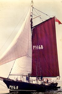 Men-A-Vaur under sail - A "Men-A-Vaur" a tengeren
