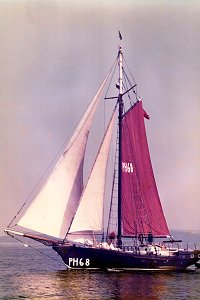 Men-A-Vaur under sail - A "Men-A-Vaur" a tengeren