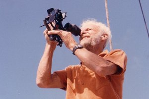 Griff using the sextant for navigation - Griff szext�zst haszn�lt a navig�l�shoz