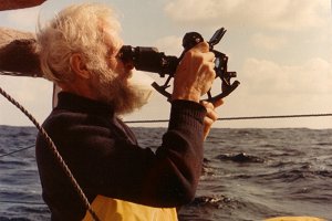 Griff using the sextant for navigation - Griff szext�zst haszn�lt a navig�l�shoz