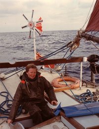 Debbie steering the boat Mid-Atlantic Ocean - Debbie kormnyoz az Atlanti-cen kzepn