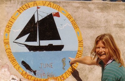 Debbie painted the picture of the boat on the harbour wall in Horta as is the tradition - Debbie a trad�ci� szerint megfestette a haj� k�p�t a hortai kik�t� fal�ra