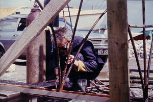 Welding the frames of the boat using water pipe - A haj�v�z �p�t�se vascs�vekb�l val� hegeszt�ssel