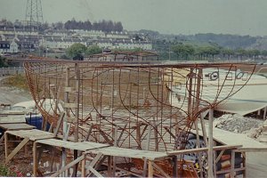 Welding the frames of the boat using water pipe - A haj�v�z �p�t�se vascs�vekb�l val� hegeszt�ssel