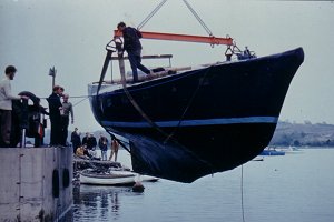 Launching the boat - A haj vzre bocstsa