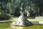 A kis makrancos szobor - 1959 - az első termálkút emlákáre. Forrás: Szentes kincsei