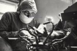 Dr. Tari Gábor (1936–2000) sebész főorvos az általa megálmodott kézműtőasztallal. Szentesi Levéltár Fotátára, l.sz. 2616