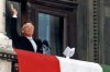 Szűrös Mátyás ideiglenes köztársasági elnök a Parlament erkélyén. Forrás: youtube