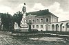 Az 1937-ben felépült katolikus plébánia az árkádsorral egy korabeli képeslapon