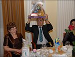 Cseuz tan�r �r a sz�mos tombolanyerem�nye egyik�vel